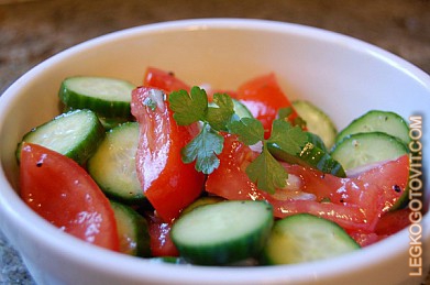 Фото рецепта: Салат из свежих помидоров и огурцов