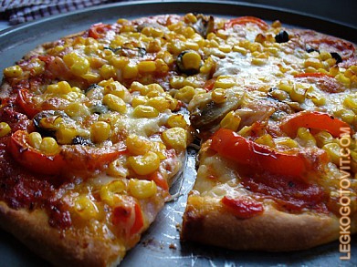 Фото рецепта: Пицца с кукурузой, ветчиной и сладким перцем