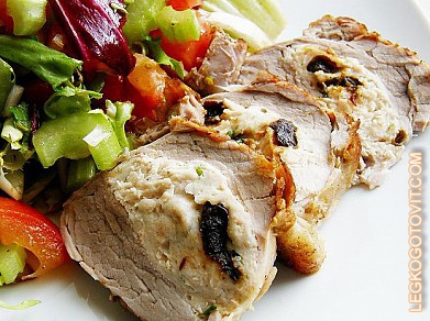 Фото рецепта: Свиная вырезка, фаршированная курицей и черносливом