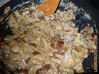Фото рецепта: Лесные грибы, тушенные в сметане