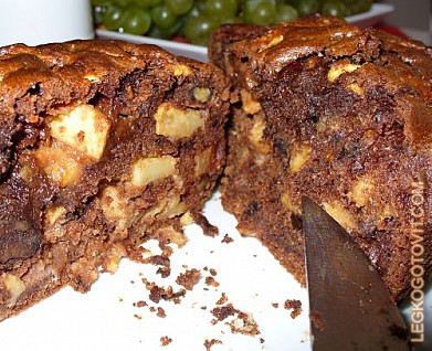 Фото рецепта: Шоколадный пирог с яблоками и орехами