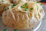 Фото рецепта: Картофель в мундире с маслом и тертым сыром