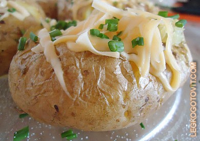 Фото рецепта: Картофель в мундире с маслом и тертым сыром