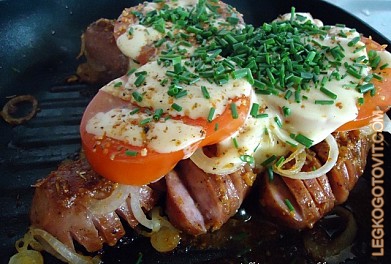 Фото рецепта: Жареные сосиски с помидорами и сыром