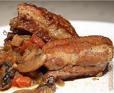 Фото рецепта: Свиные ребрышки, тушеные с грибами