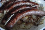 Фото рецепта: Свиные колбаски жареные с луком
