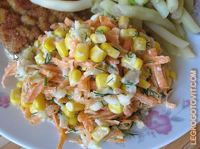 Фото рецепта: Салат с кукурузой, свежими огурцами и морковью
