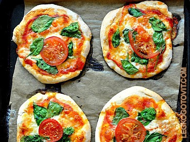 Фото рецепта: Мини пицца со шпинатом и помидором