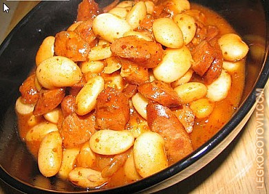 Фото рецепта: Тушеная фасоль со свиными колбасками