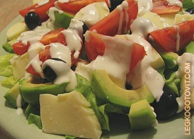 Фото рецепта: Легкий салат с чесночным соусом