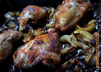 Фото рецепта: Жареные куриные бедрышки с луком