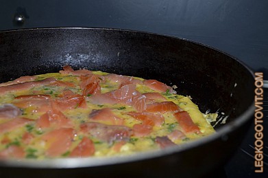 Фото рецепта: Омлет с копченым лососем