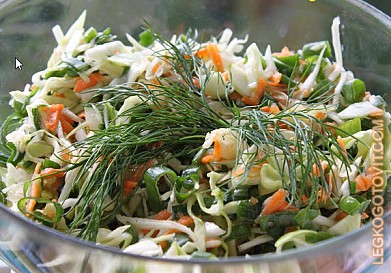 Фото рецепта: Весенний салат из молодой капусты