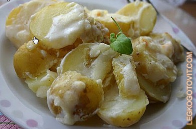 Фото рецепта: Молодой картофель, запеченный с соусом бешамель