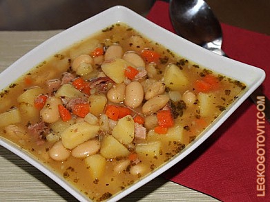 Фото рецепта: Фасолевый суп с копчеными ребрышками