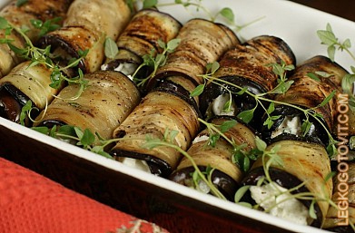 Фото рецепта: Рулетики из баклажанов с грецкими орехами