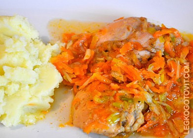 Фото рецепта: Нежная курица, тушенная с овощами