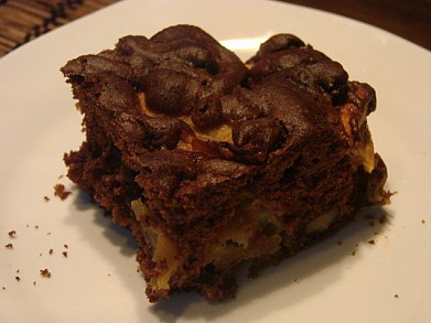 Фото рецепта: Шоколадный пирог с яблоками и корицей