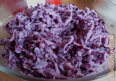 Фото рецепта: Салат из красной капусты с чесночным соусом