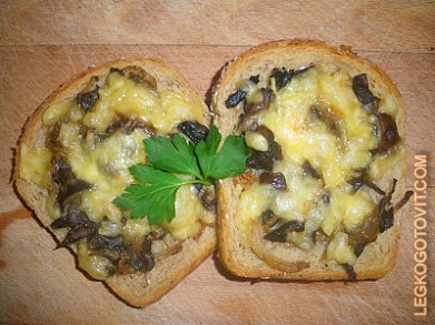 Фото рецепта: Горячий бутерброд с сыром и грибами