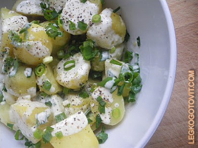 Фото рецепта: Отварной молодой картофель с йогуртовой заправкой