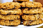 Фото рецепта: Овсяное печенье с орехами, изюмом и шоколадом