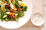 Фото рецепта: Зеленый салат с яйцом и гренками