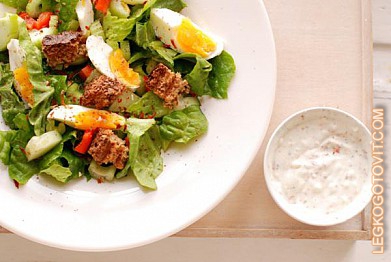 Фото рецепта: Зеленый салат с яйцом и гренками