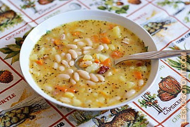 Фото рецепта: Фасолевый суп с копченой грудинкой