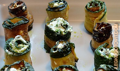 Фото рецепта: Рулетики из кабачков, фаршированные сыром