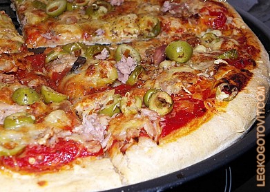 Фото рецепта: Пицца с тунцом и оливками