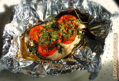 Фото рецепта: Тунец, запеченный с помидорами и зеленью