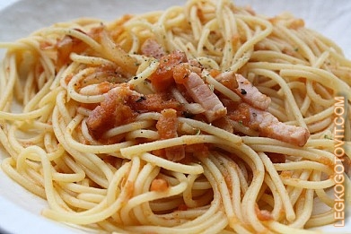 Фото рецепта: Спагетти с беконом и томатным соусом