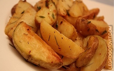 Фото рецепта: Запеченные картофельные дольки