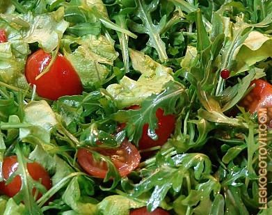 Фото рецепта: Зеленый салат с рукколой и помидорами