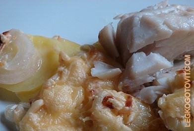 Фото рецепта: Треска, запеченная с картофелем под сыром