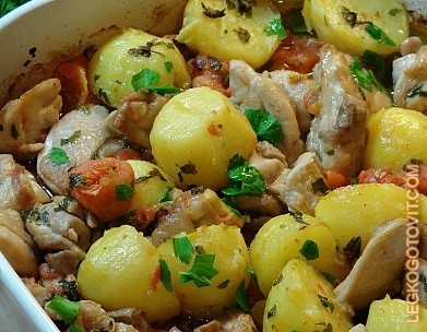 Фото рецепта: Жареная курица с картофелем и помидорами
