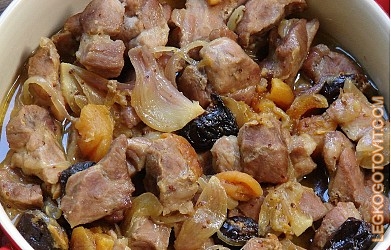 Фото рецепта: Тушеная свинина с горчицей и сухофруктами