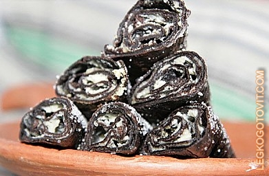 Фото рецепта: Шоколадные блинчики с творожной начинкой