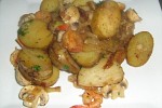Фото рецепта: Жареный картофель с грибами и креветками