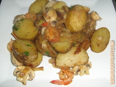 Фото рецепта: Жареный картофель с грибами и креветками