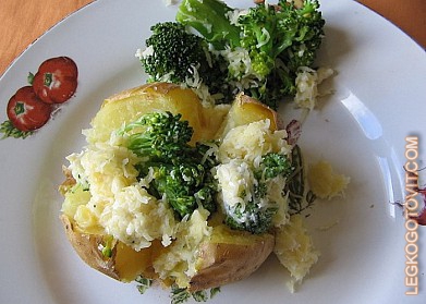 Фото рецепта: Картофель в мундире с брокколи