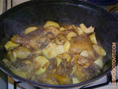 Фото рецепта: Курица с яблоками в пиве