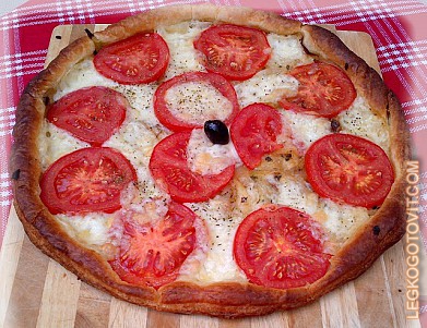 Фото рецепта: Слоеный пирог с помидорами и моцареллой