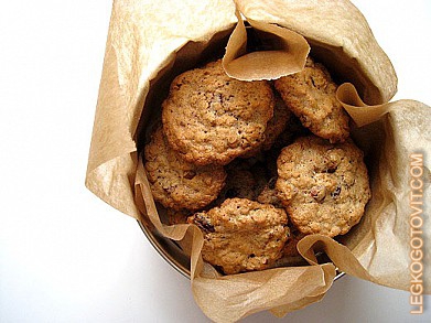 Фото рецепта: Овсяное печенье с изюмом и орехами