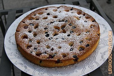 Фото рецепта: Бисквитный пирог с летними ягодами