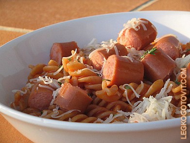 Фото рецепта: Макароны с сосисками и томатным соусом