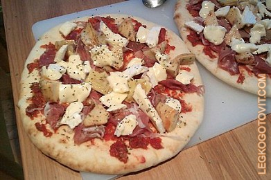 Фото рецепта: Пицца с ветчиной и сыром Бри