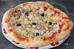 Фото рецепта: Домашняя пицца с ветчиной и грибами