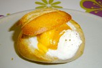 Фото рецепта: Яйца, запеченные в булочке